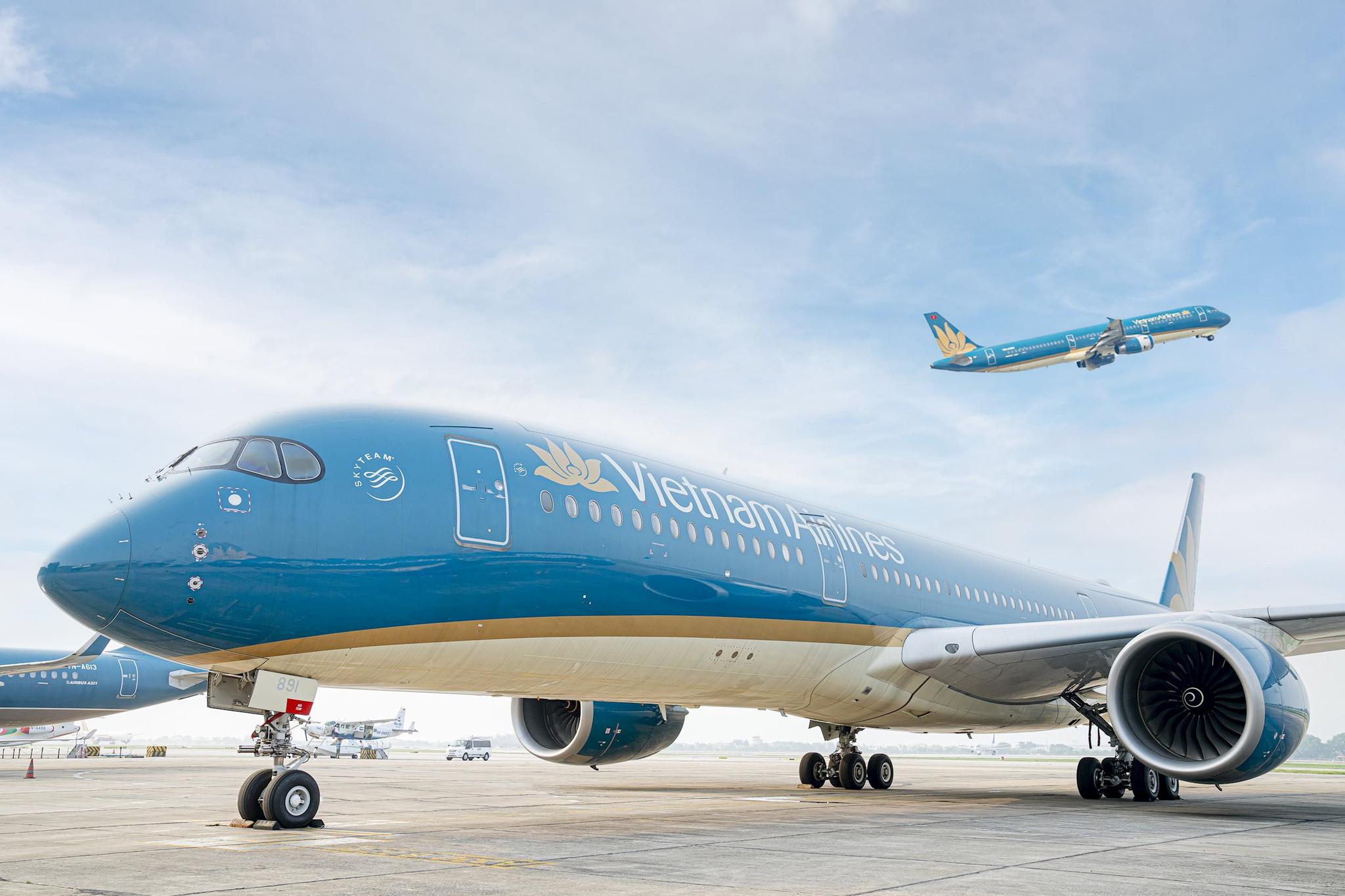Giá dầu giảm hơn 36% từ đỉnh, điều gì đang chờ Vietnam Airlines?