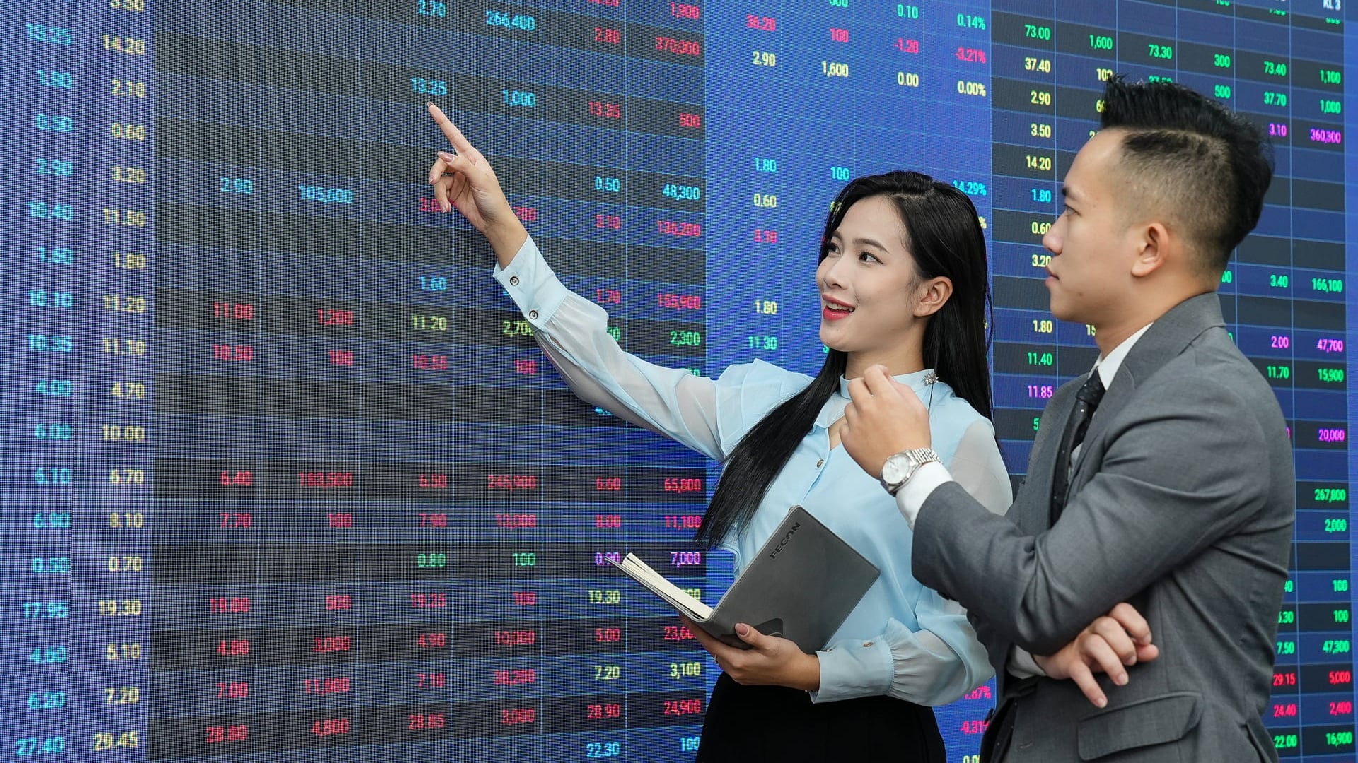Nhận định thị trường 10/7: Thanh khoản xuống đáy, VN-Index sắp có biến lớn?