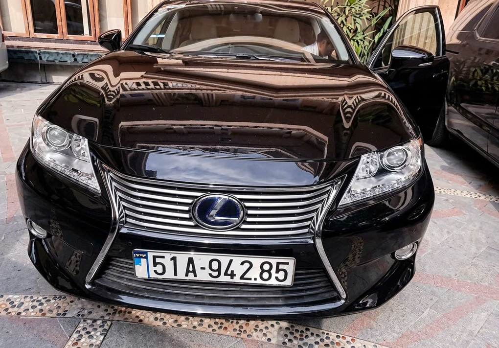 Số phận trái ngược của dàn xe bà Trương Mỹ Lan: Maybach chốt 16,6 tỷ, Lexus vẫn "ế"