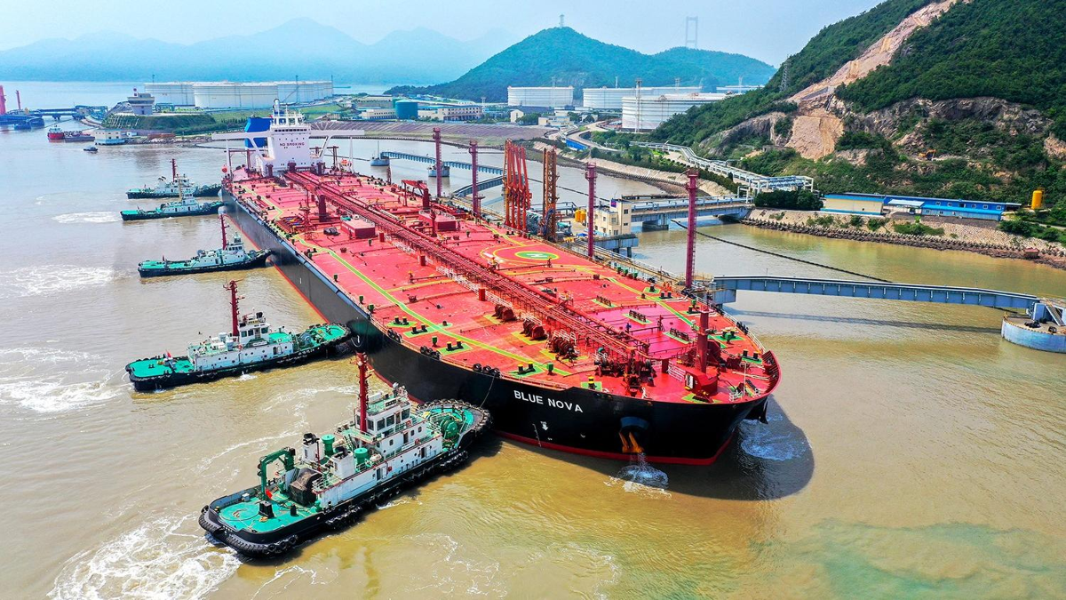 Một tàu chở dầu cập cảng tại thành phố Ninh Ba, tỉnh Chiết Giang.png