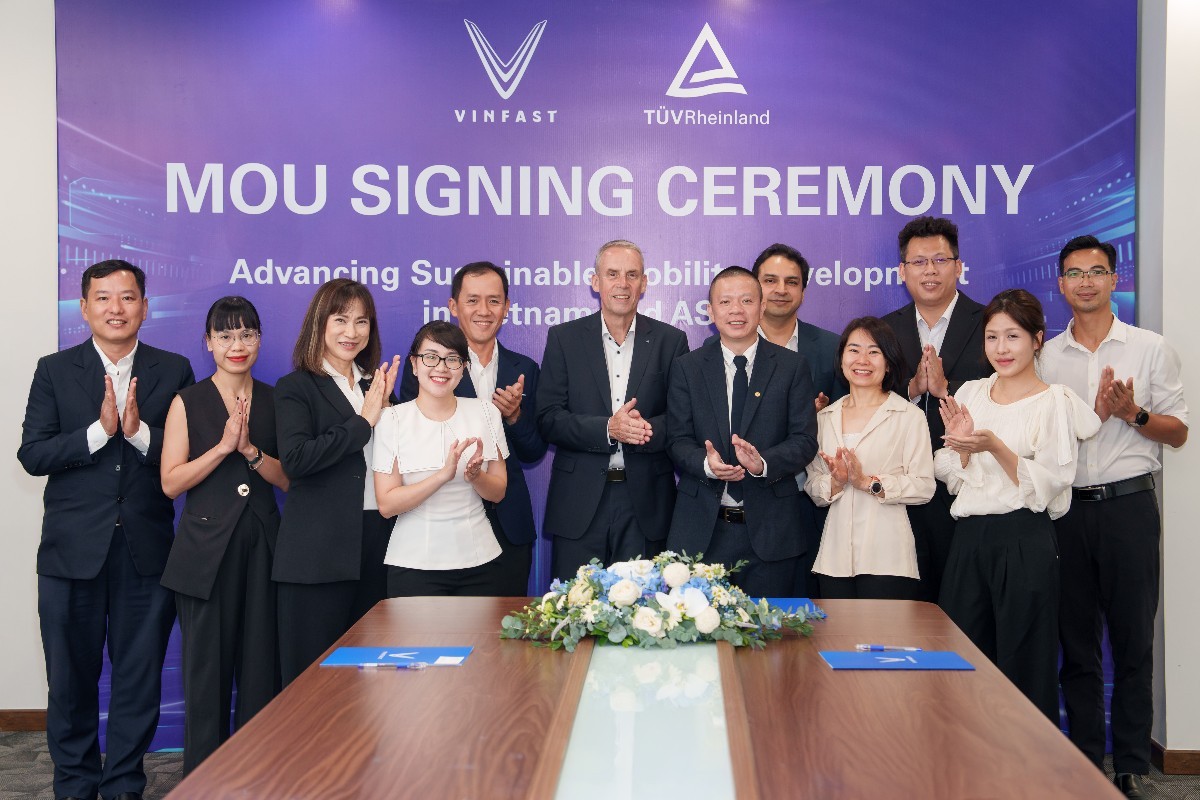 Các đại diện của 2 đơn vị chụp hình lưu niệm tại lễ ký kết..jpg