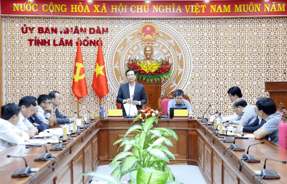 Phó Bí thư Tỉnh ủy, Chủ tịch UBND tỉnh Lâm Đồng Hồ Văn Mười phát biểu kết luận buổi làm việc.png