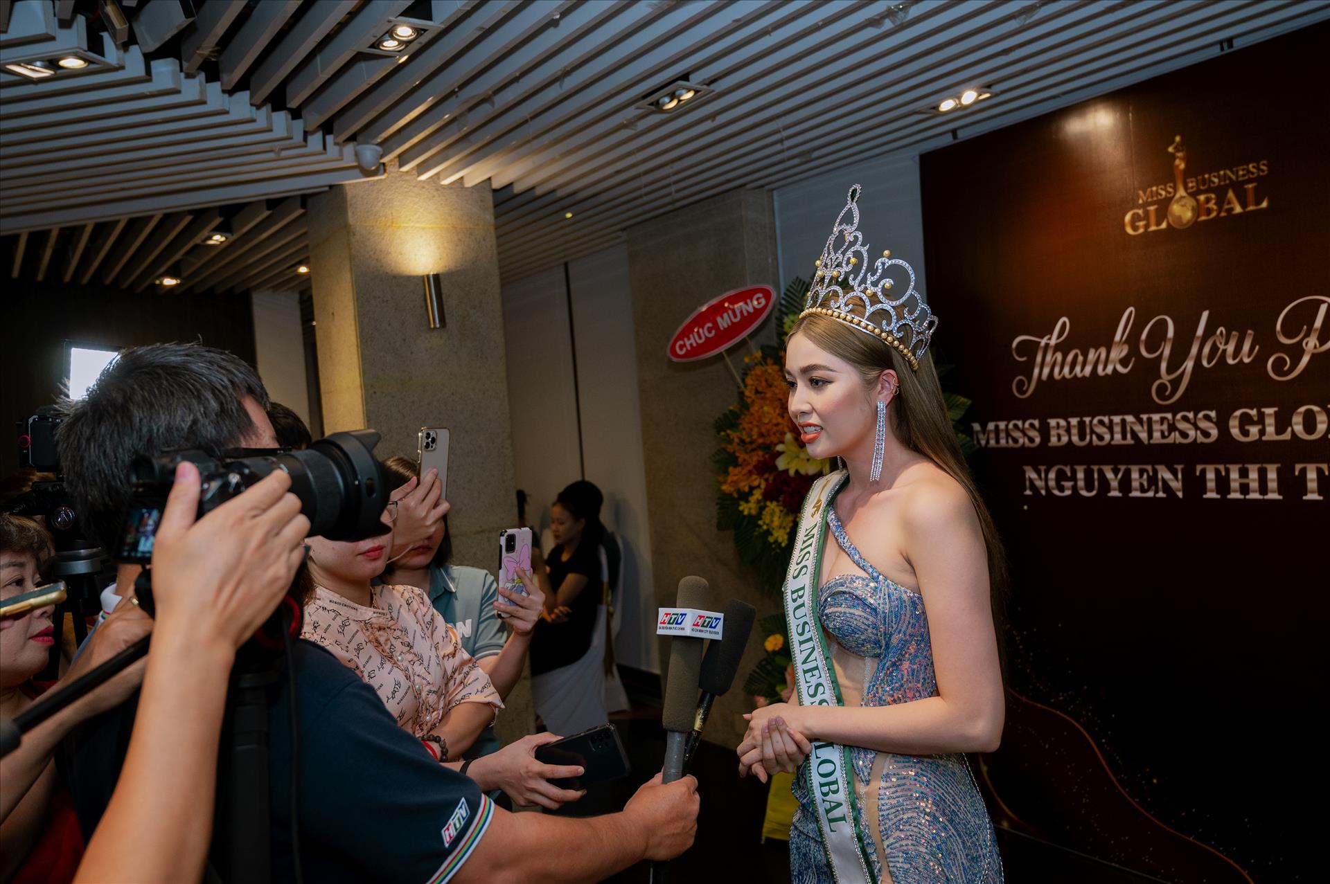 Cựu Hoa hậu Doanh nhân toàn cầu mang vương miện 3 tỷ đồng đi kiểm định, kết quả gây bất ngờ