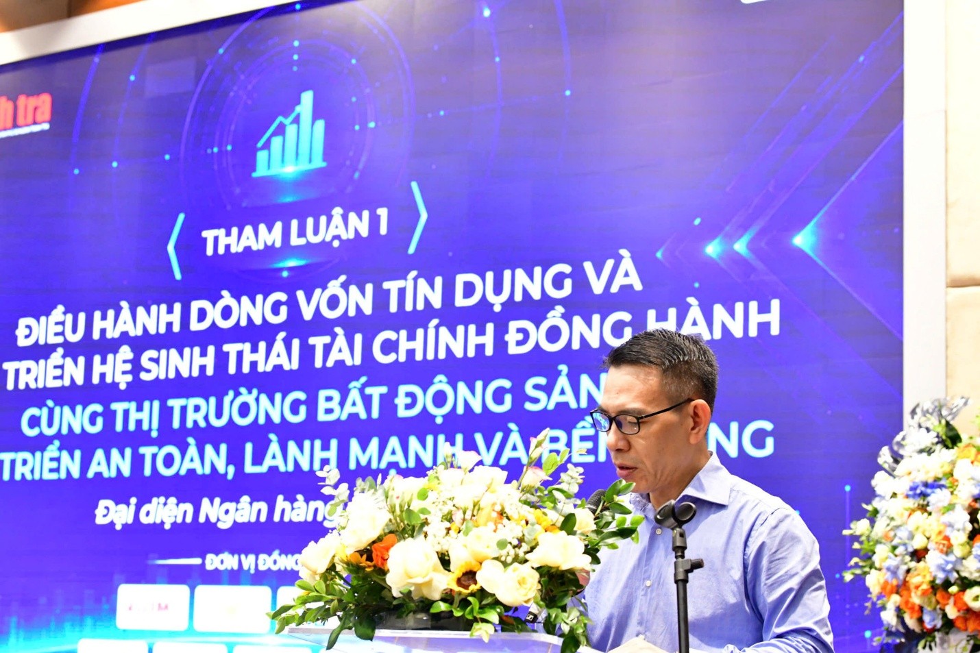 Ông Đào Văn Hà - Phó Vụ trưởng Vụ Dự báo, thống kê, Ngân hàng Nhà nước Việt Nam trình bày tham luận tại hội thảo..jpg