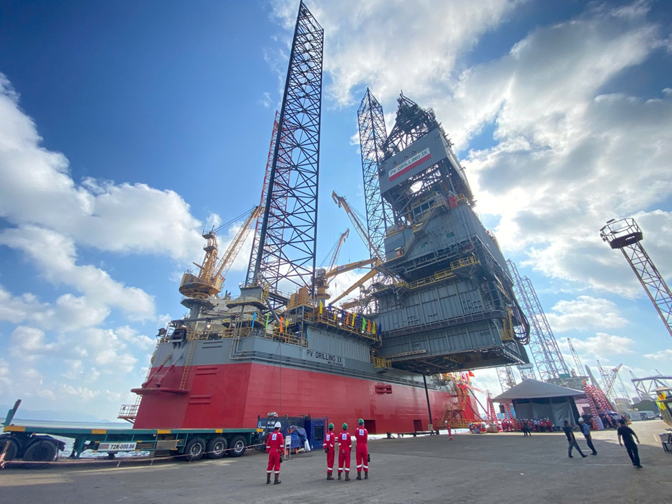 Đội giàn kín lịch, PV Drilling tiếp tục đưa giàn khoan từ châu Phi về Việt Nam