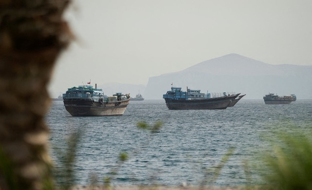 Oman đưa ra đề xuất mới về eo biển Hormuz, giá dầu tiếp tục lao dốc