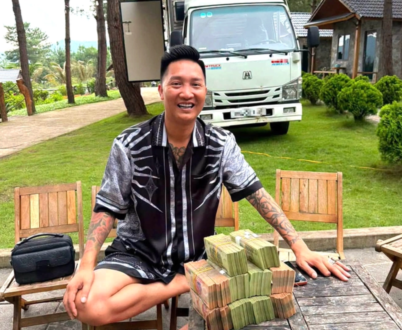 Hệ sinh thái doanh nghiệp đứng sau Huấn Hoa Hồng, có công ty vốn “khủng” gần 100 tỷ đồng