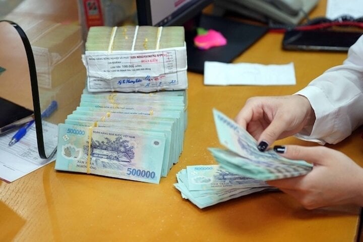 Vì sao rút tiền ngân hàng đừng rời đi ngay?