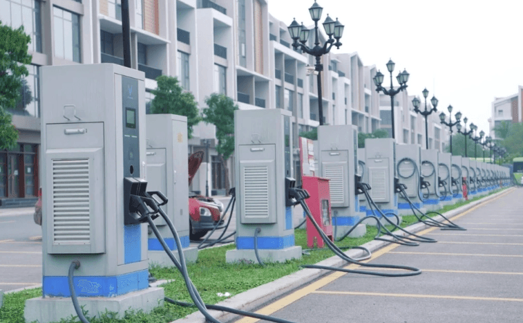 Thị trường xe điện bùng nổ, Bộ Công thương muốn siết chuẩn trụ sạc và trạm sạc