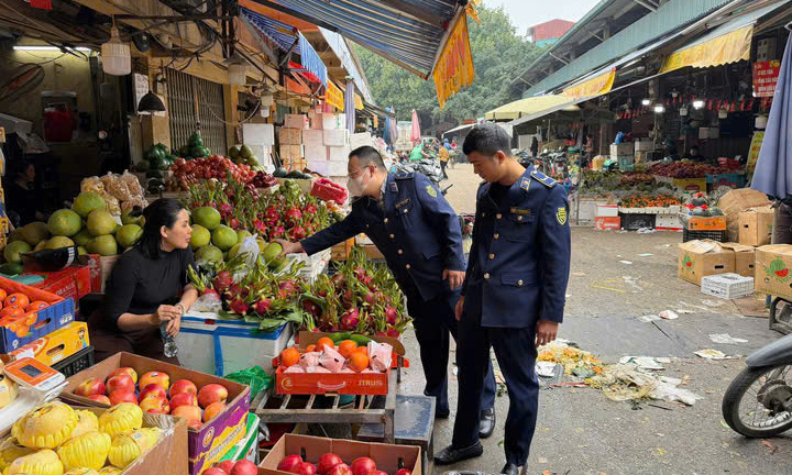 Hà Nội tăng kiểm soát thực phẩm, trái cây tại các chợ