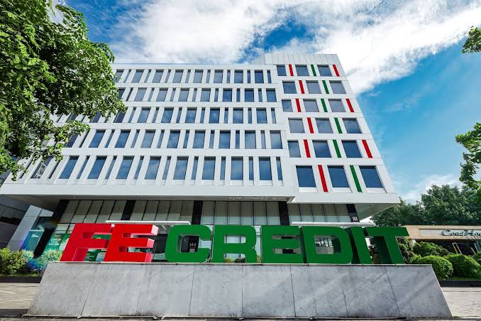 FE Credit hụt hơi trong cuộc đua lợi nhuận, loạt đối thủ tăng tốc