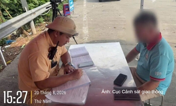 Xử phạt tài xế sử dụng điện thoại khi điều khiển xe khách trên cao tốc