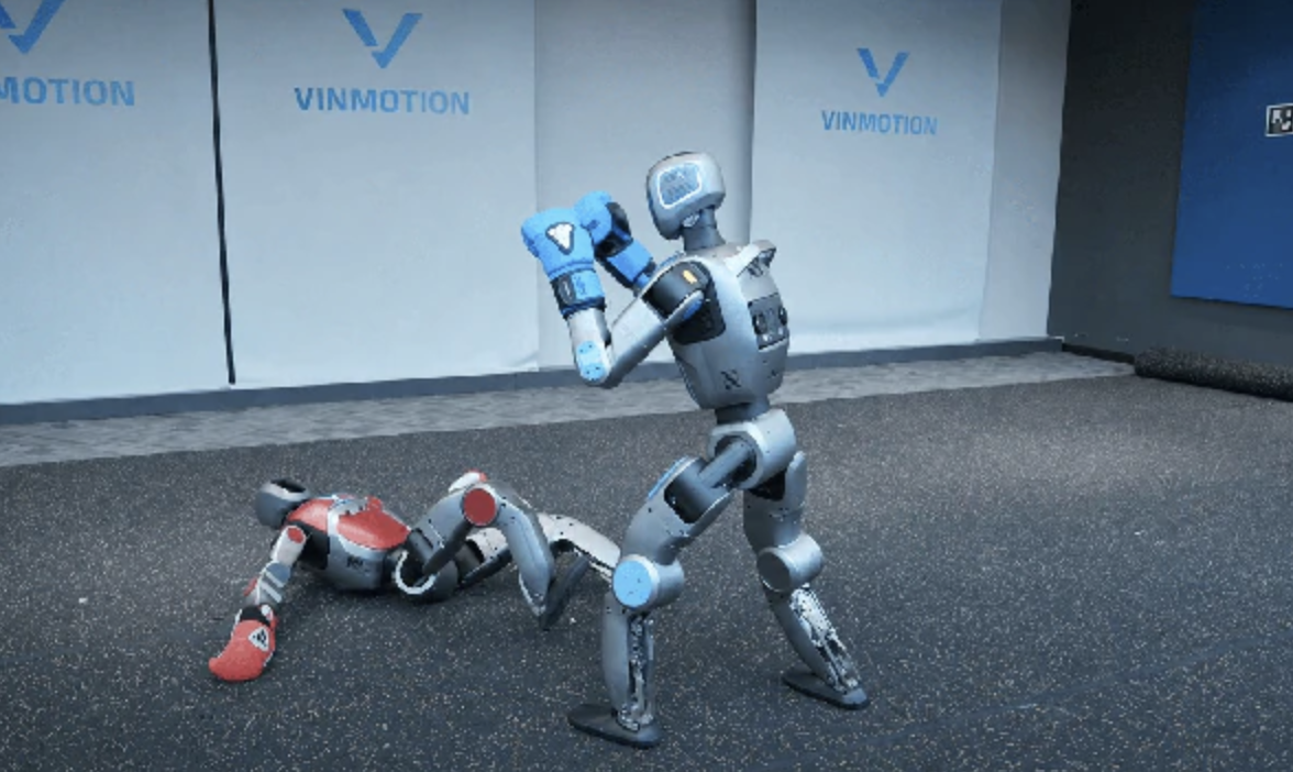 Sau 18 tháng, robot nhà tỷ phú Phạm Nhật Vượng đã có thể nhào lộn, tự đứng dậy