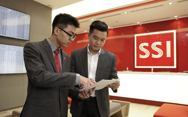 Sau khi em trai ông Nguyễn Duy Hưng “bắt đáy”, cổ phiếu SSI tăng kịch trần