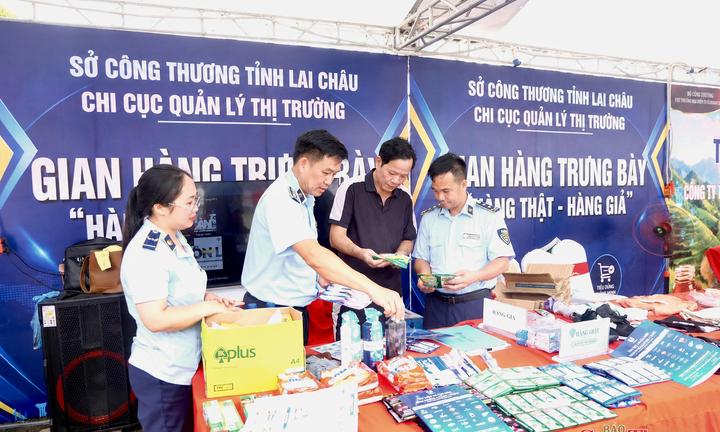 Gian hàng thật - giả: Trang bị kỹ năng bảo vệ người tiêu dùng Lai Châu