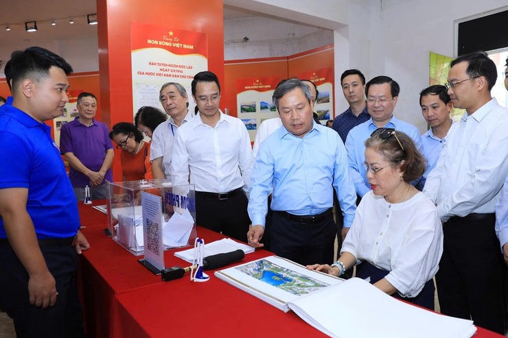 Chủ tịch Hà Nội: Mới chỉ tạm thời đề xuất mở rộng mặt bằng, tạo thêm không gian thụ hưởng hồ Gươm