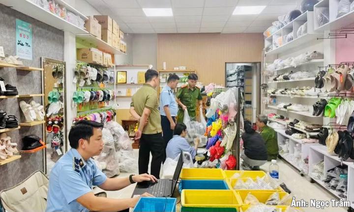 Gia Lai: Khởi tố người phụ nữ bán 748 đôi dép CROCS giả