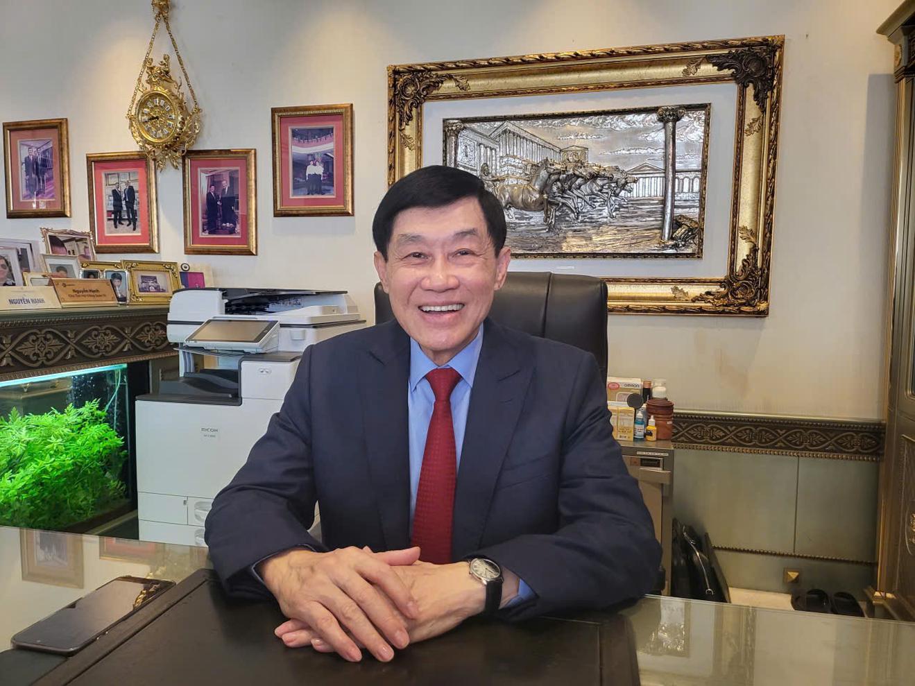 “Vua hàng hiệu” Johnathan Hạnh Nguyễn ứng trước 10 tỷ đồng lương hưu làm một điều đặc biệt