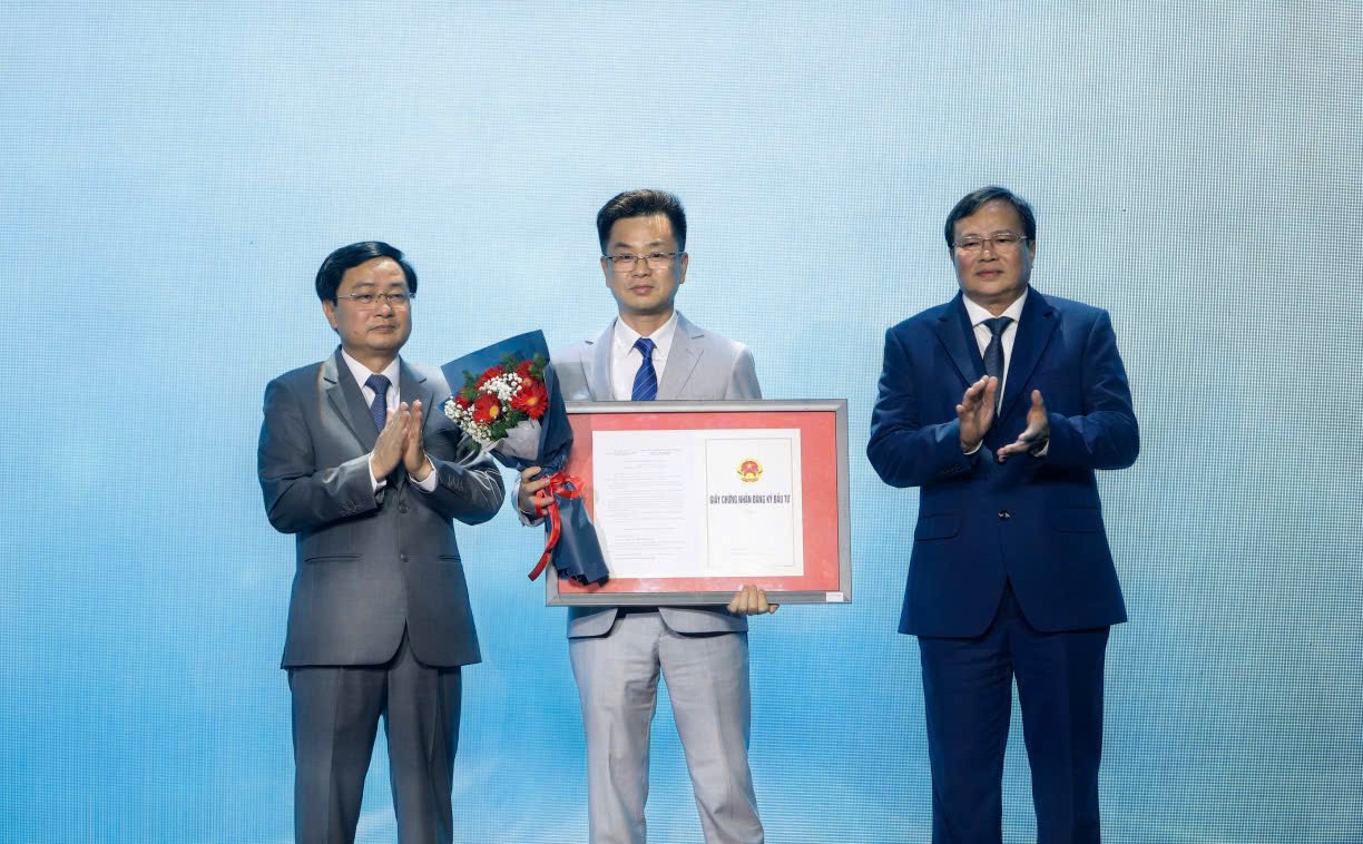 Ảnh 1 - Đại diện Leachan Vietnam nhận Giấy chứng nhận đăng ký đầu tư tại Hội nghị Xúc tiến đầu tư tỉnh Tây Ninh năm 2026 2.jpg