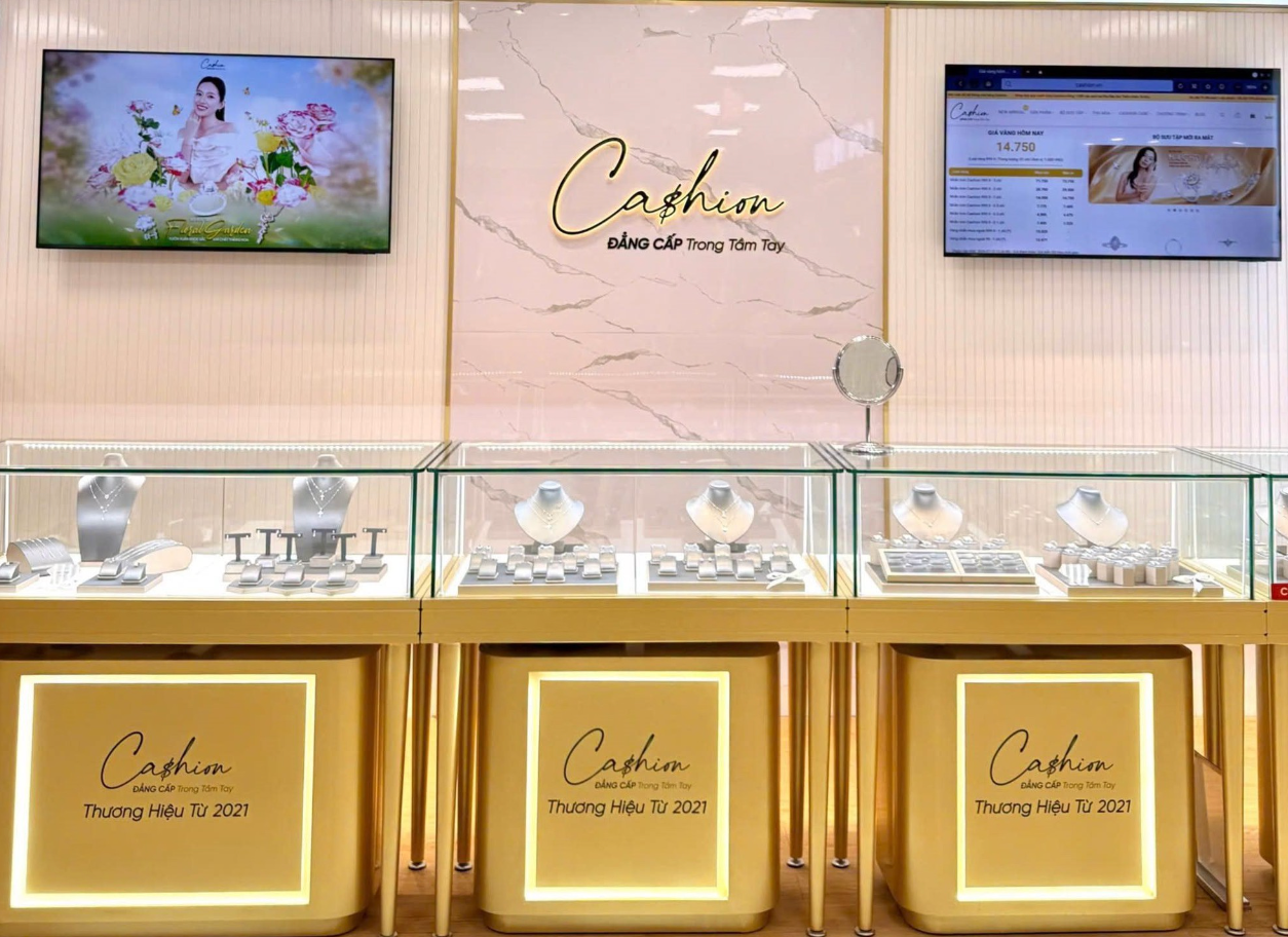Một chuỗi kim cương hàng chục chi nhánh trở lại sau hơn 60 ngày đóng băng hoạt động