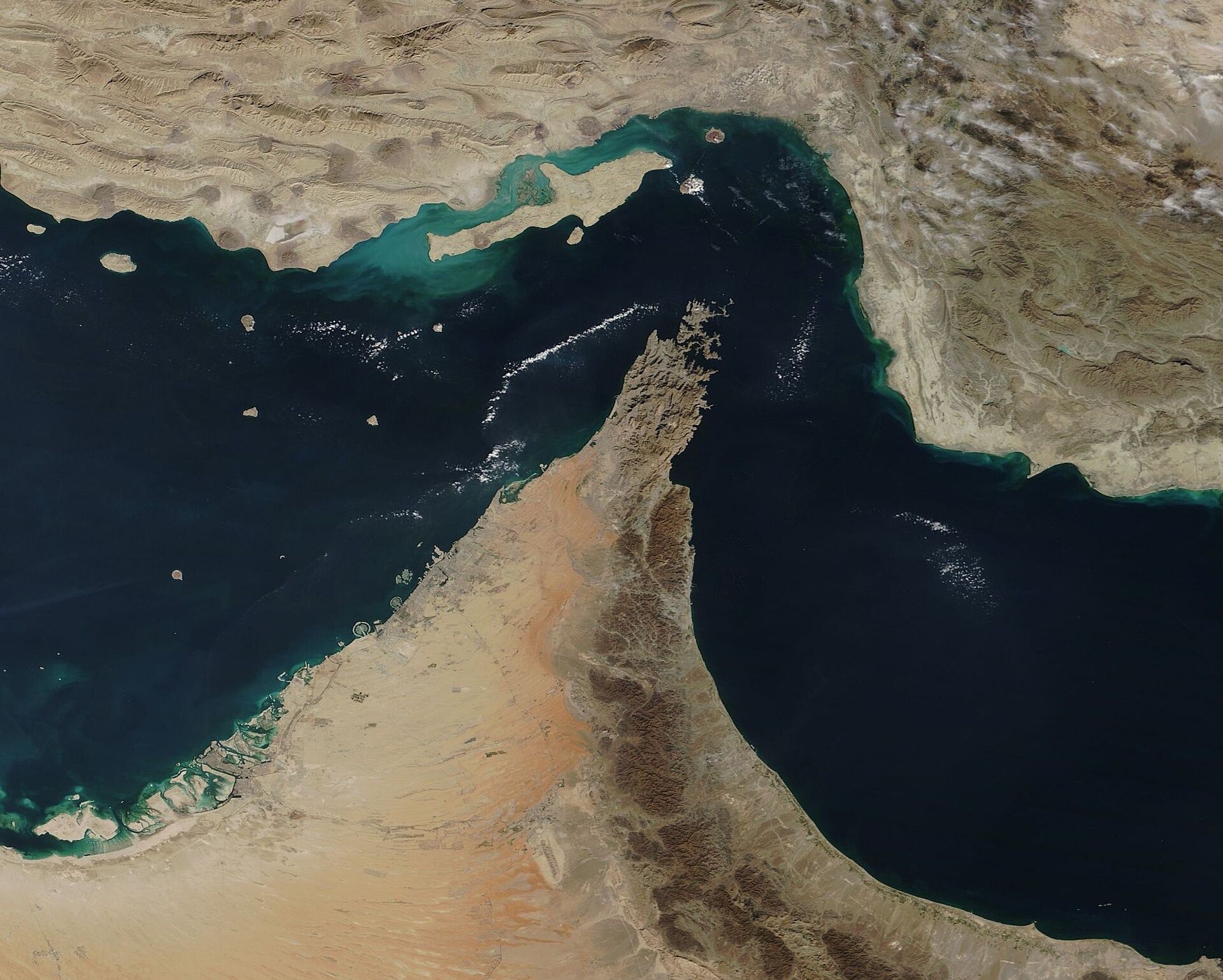 Eo biển chỉ rộng 33 km nhưng vận chuyển 1/5 lượng dầu thế giới, vì sao Hormuz quan trọng?