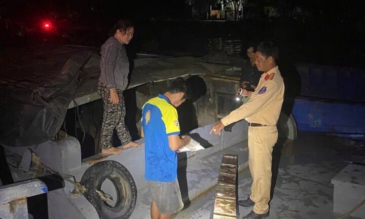 Tạm giữ 4 tàu chở 80m3 khoáng sản không rõ nguồn gốc xuất xứ