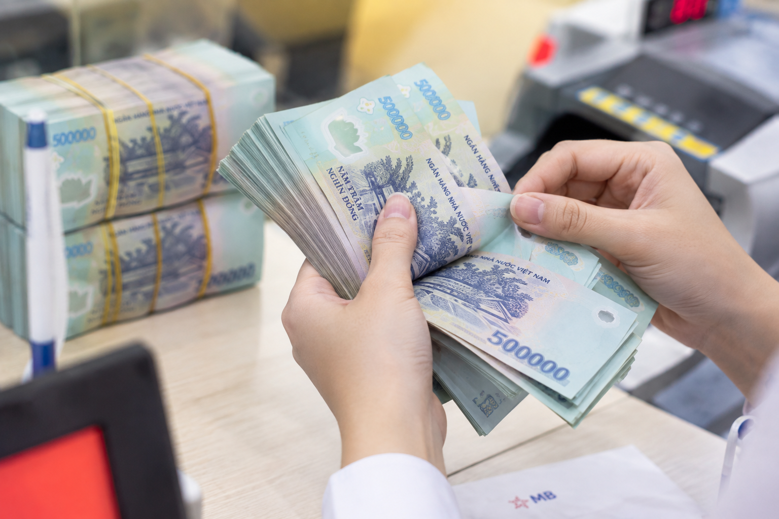 Lãi suất qua đêm liên ngân hàng lên 7%, Ngân hàng Nhà nước bơm thanh khoản qua nhiều kênh