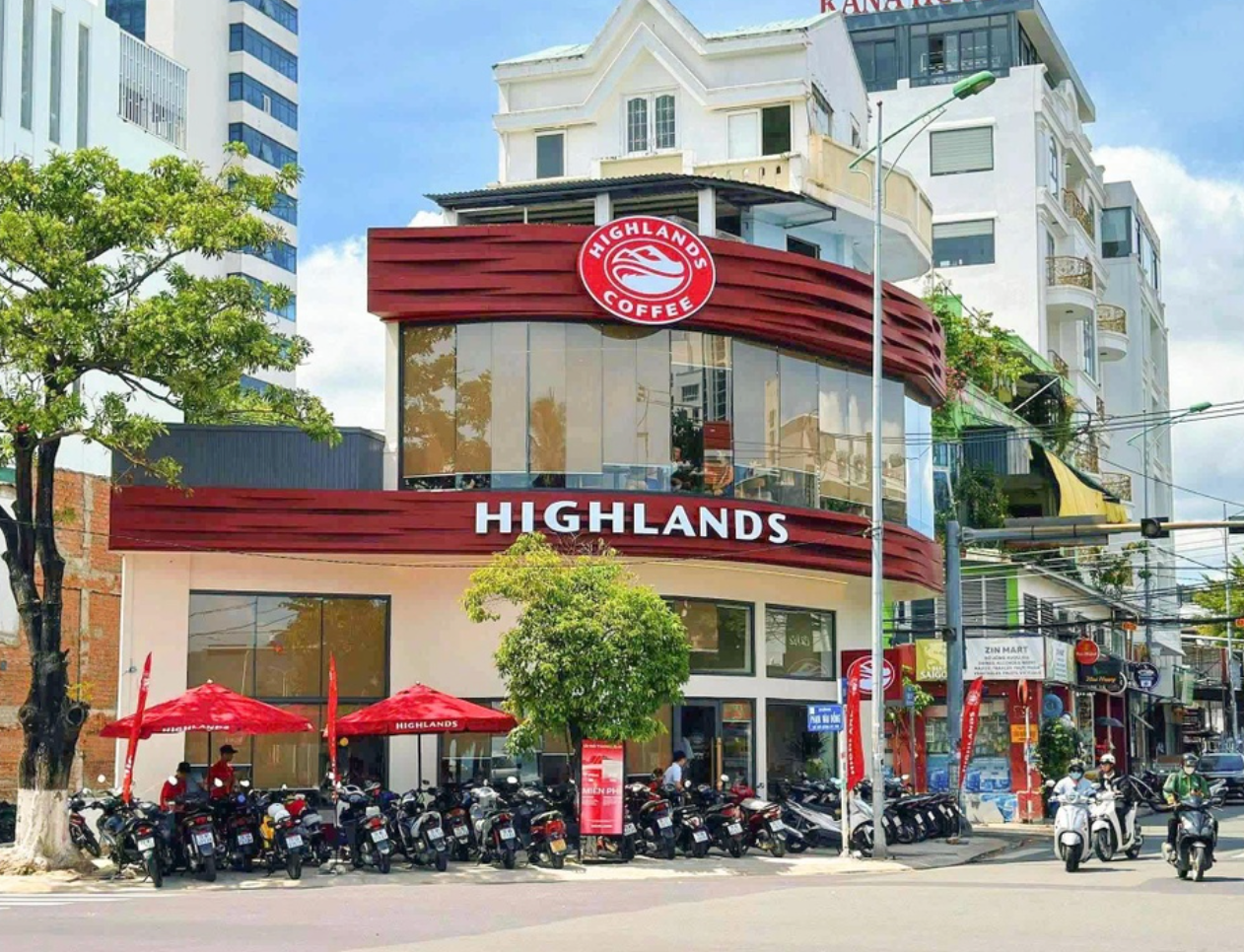 Jollibee bán quyền kiểm soát, 'cha đẻ' người Việt chi 2.300 tỷ mua lại cổ phần Highlands Coffee