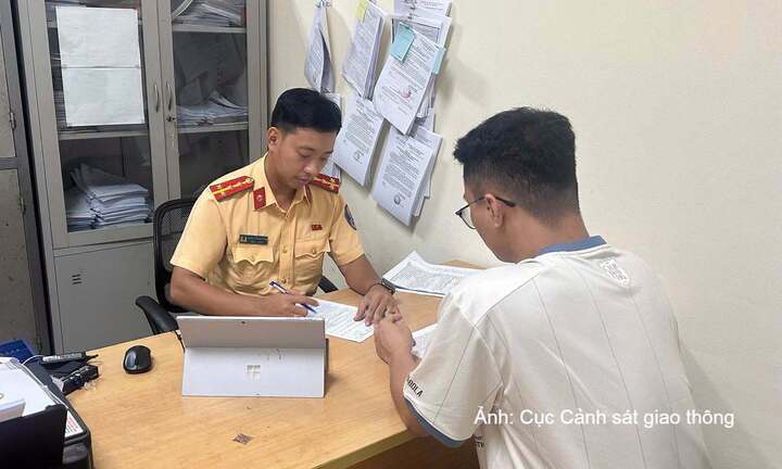 Xử phạt người đàn ông 'vắt chéo chân' cầm điện thoại điều khiển xe máy