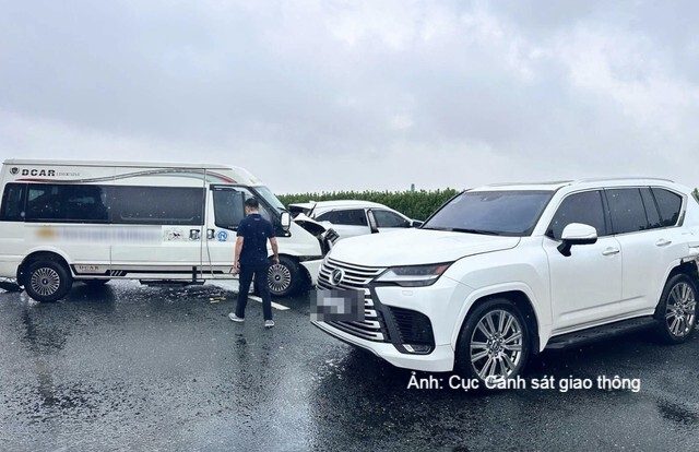 Tạm giữ hình sự tài xế xe Lexus lạng lách gây tai nạn trên cao tốc