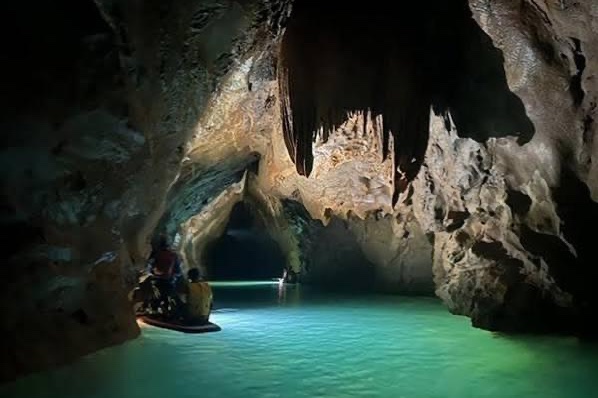 Hang động dài hơn 1,5km giữa rừng nguyên sinh Quảng Trị, muốn vào phải mang thuyền vượt nhiều ghềnh nước