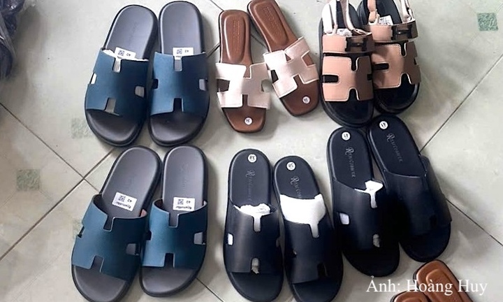 Quảng Ninh: Thu giữ 185 đôi dép Hermès nghi giả mạo