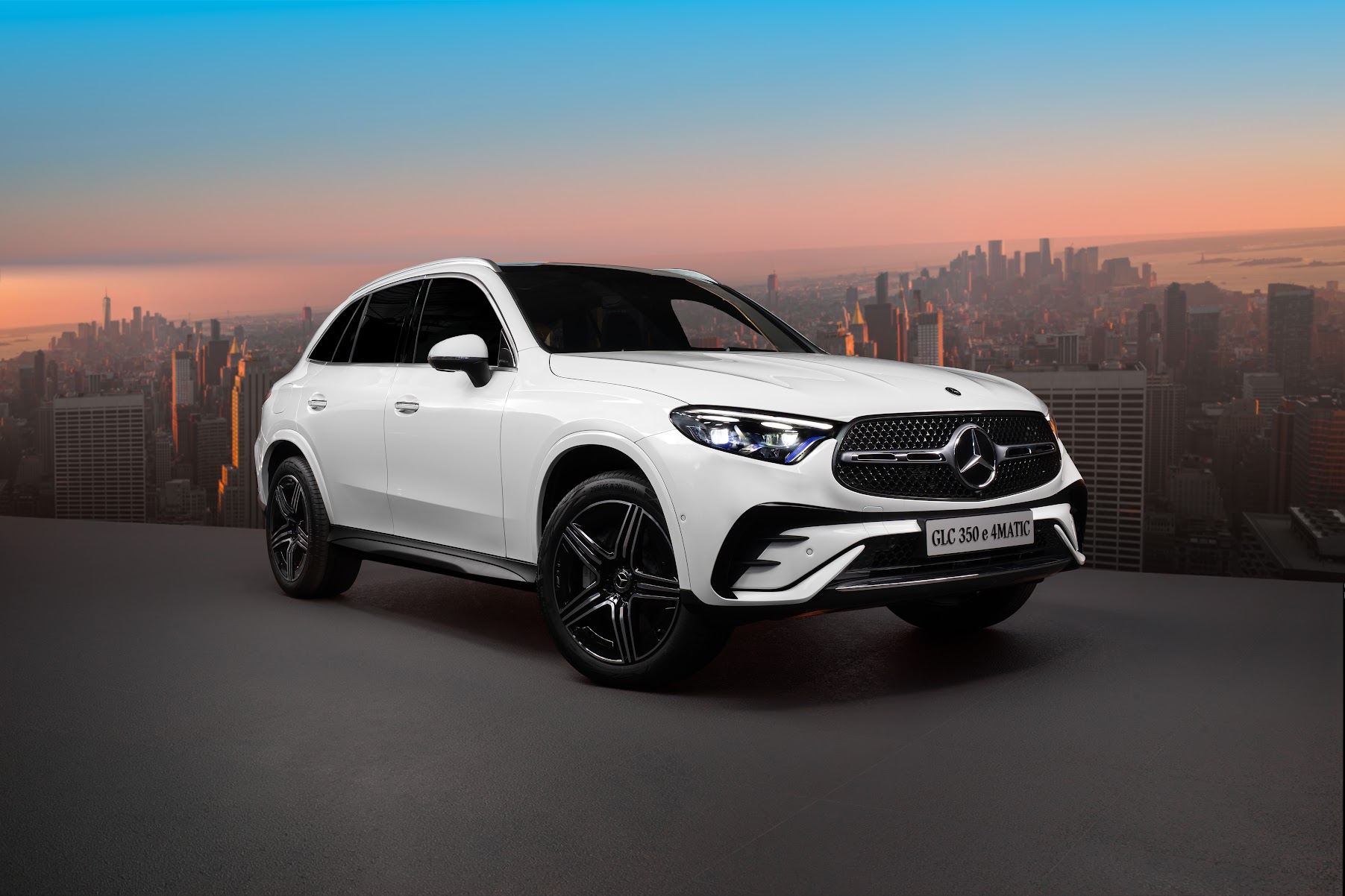 Mercedes-Benz Việt Nam ra mắt GLC 350e 4MATIC: Thêm lựa chọn plug-in hybrid, đồng loạt giảm giá hai bản xăng