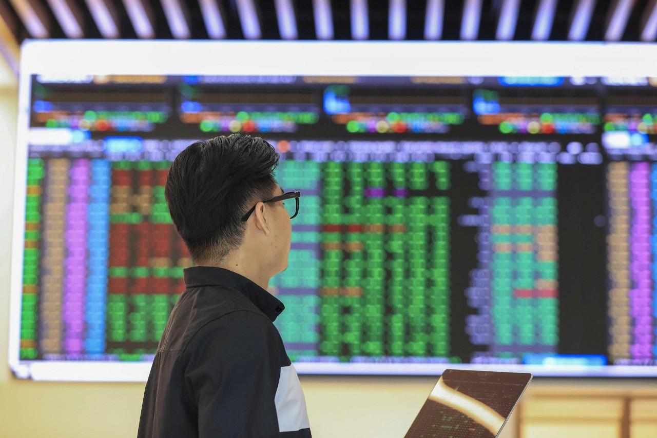 VN-Index lấy lại sắc xanh, một cổ phiếu nhà băng tăng dựng đứng sau chuỗi giảm