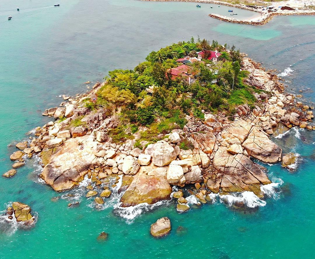 Ngôi chùa nằm giữa biển Nha Trang, bốn bề là nước, có con đường chỉ xuất hiện khi thủy triều rút