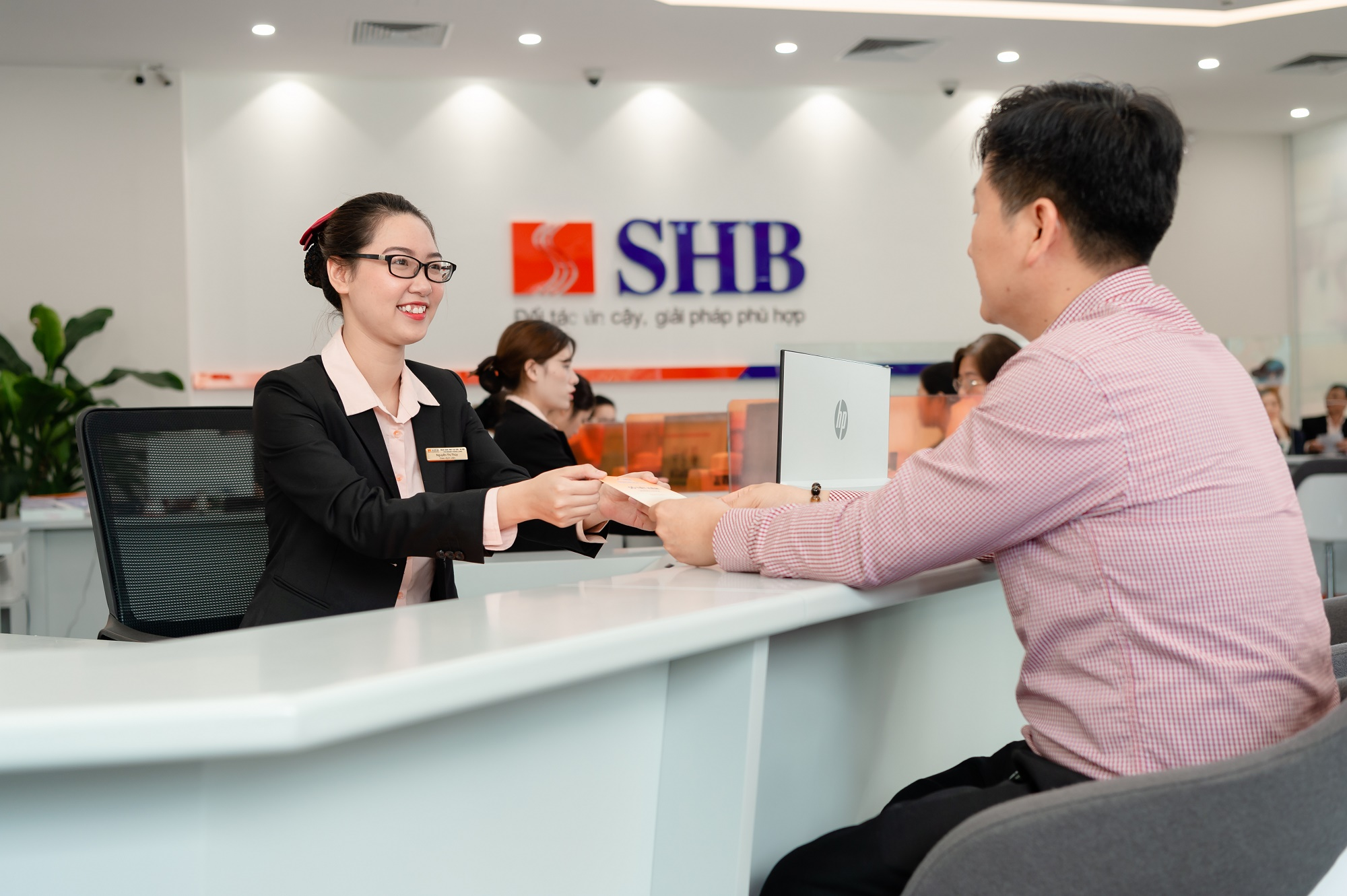 Chuyện gì xảy ra với SHB: Mất 40% thị giá trong một năm, hơn 315 triệu cổ phiếu vẫn bị hạn chế chuyển nhượng