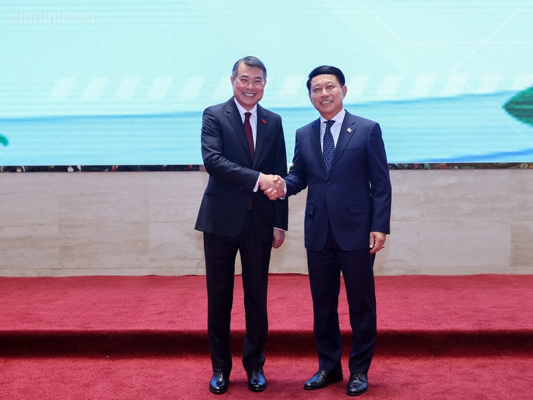 Hai Thủ tướng dự Hội nghị xúc tiến đầu tư Việt Nam-Lào: "Gắn kết chiến lược" trong lĩnh vực kinh tế