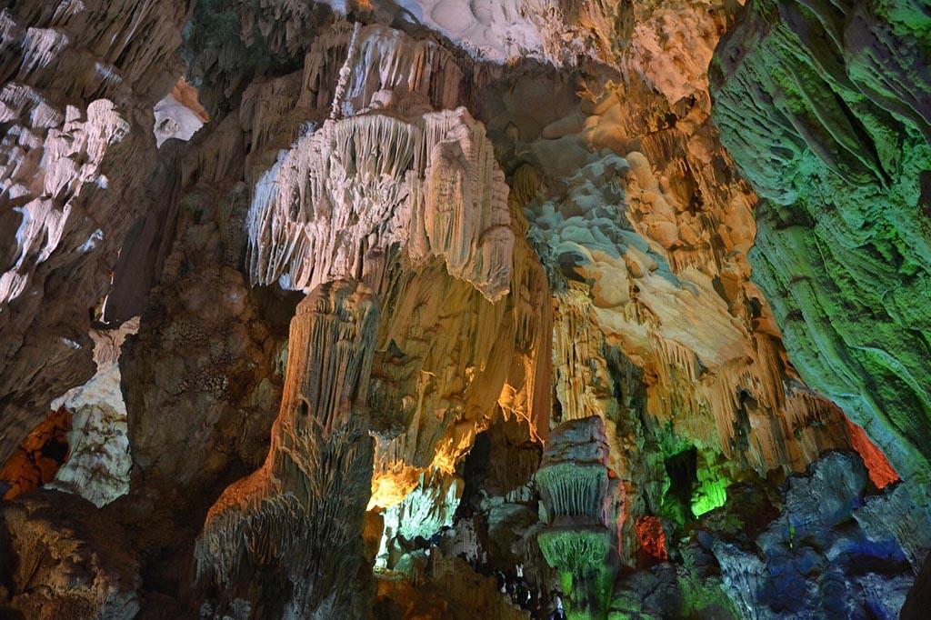 Việt Nam có một hang động kỳ lạ dài 1,3km xuyên núi đá, muốn khám phá phải chờ thủy triều xuống