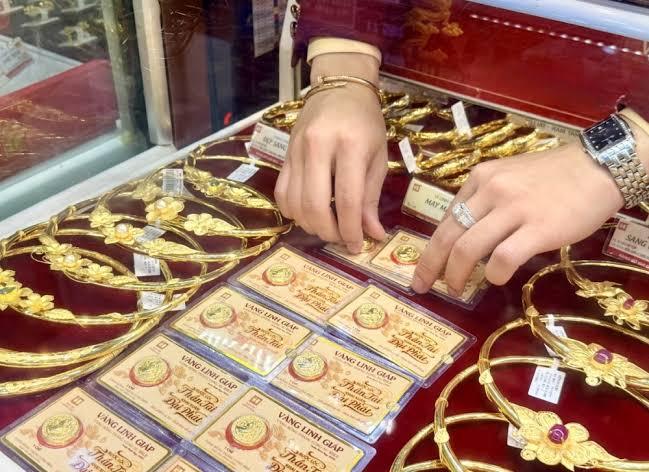 Giá vàng hôm nay 12/10: Giữ mốc cao, đà tăng mới có tiếp diễn?