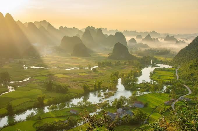 Thung lũng được ví như nàng thơ của Cao Bằng, núi đá trùng điệp ôm lấy những cánh đồng lúa