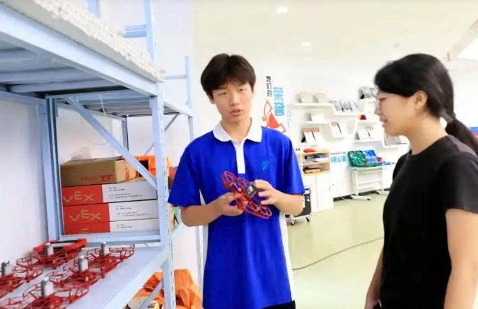 Giấu bố mẹ khởi nghiệp từ thời cấp hai, nam sinh làm shipper nuôi công ty, 19 tuổi trở thành CEO 2 doanh nghiệp