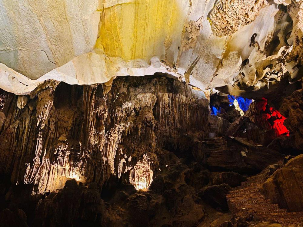 Hang động ẩn giữa rừng già ở Việt Nam: Cửa hang hình mái vòm, bên trong là thế giới thạch nhũ kỳ ảo