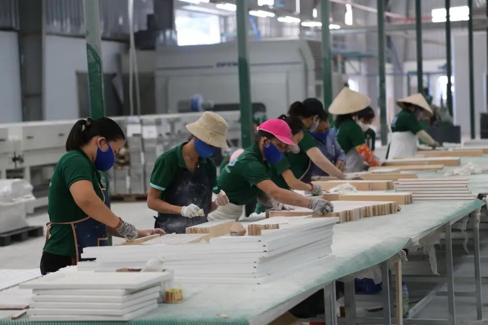 Lỗ lũy kế vượt 3.500 tỷ đồng, cổ phiếu một doanh nhiệp gỗ bị hạn chế giao dịch