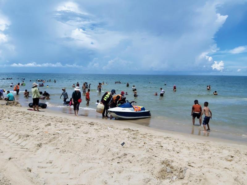 Bãi biển hoang sơ cách TP.HCM khoảng 150km: Cát vàng trải dài, rặng phi lao xanh mát, hải sản tươi ngon