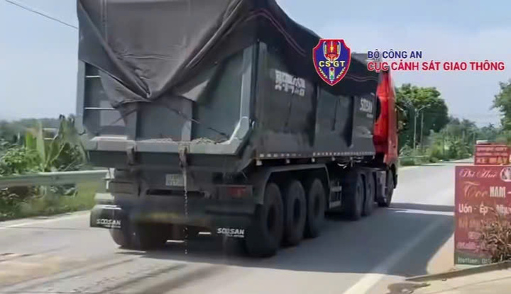 Xử phạt 2 lái xe đầu kéo chở cát để nước chảy xuống mặt đường