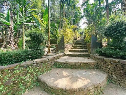 Ngôi làng cổ đẹp như tranh ở miền Trung: Nhà gỗ 150 năm tuổi, ngõ đá độc đáo giữa vườn cây xanh