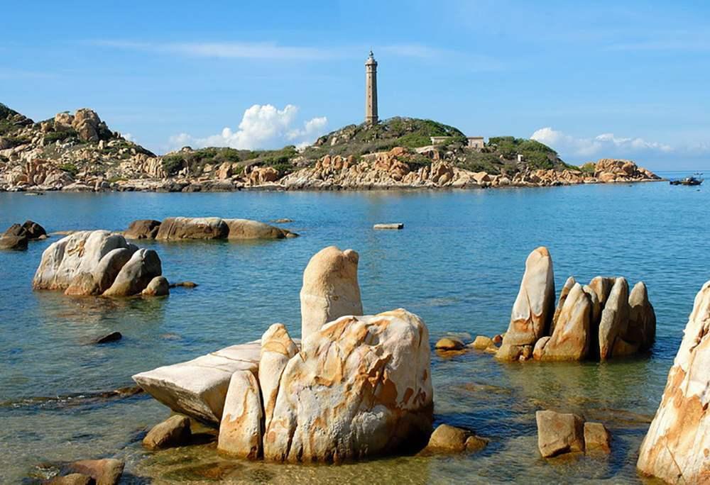 Biển Kê Gà ở Lâm Đồng: Hải đăng cổ hơn 120 năm, đá granit và những bãi cát bình yên