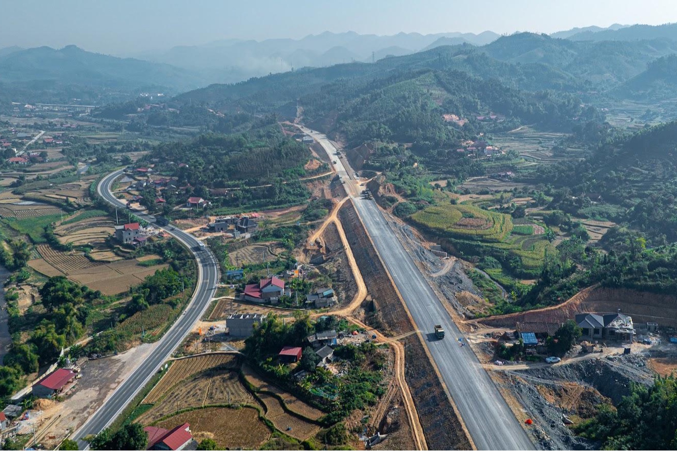 Khẩn trương thi công nút giao 'kép' IC4, cao tốc Hữu Nghị - Chi Lăng chạy nước rút về đích trước 31/12