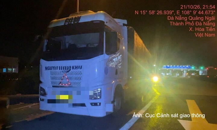 Xử phạt 2 xe đầu kéo chở hàng vượt 60% tải trọng trên cao tốc