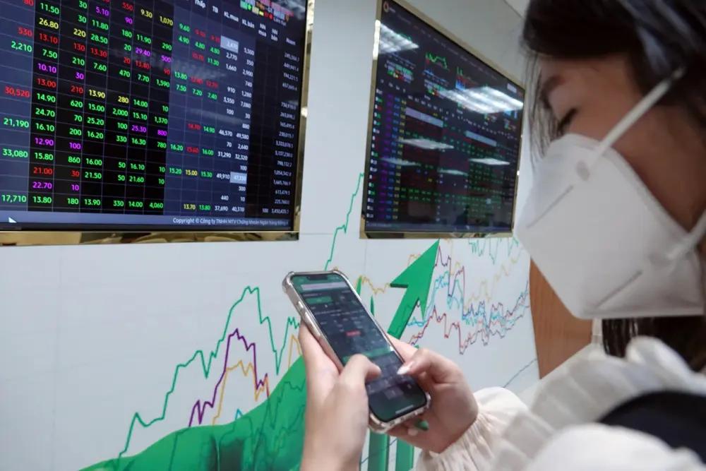 VN-Index áp sát 1.775 điểm, nhóm ngân hàng kéo thị trường đảo chiều phiên cuối tuần
